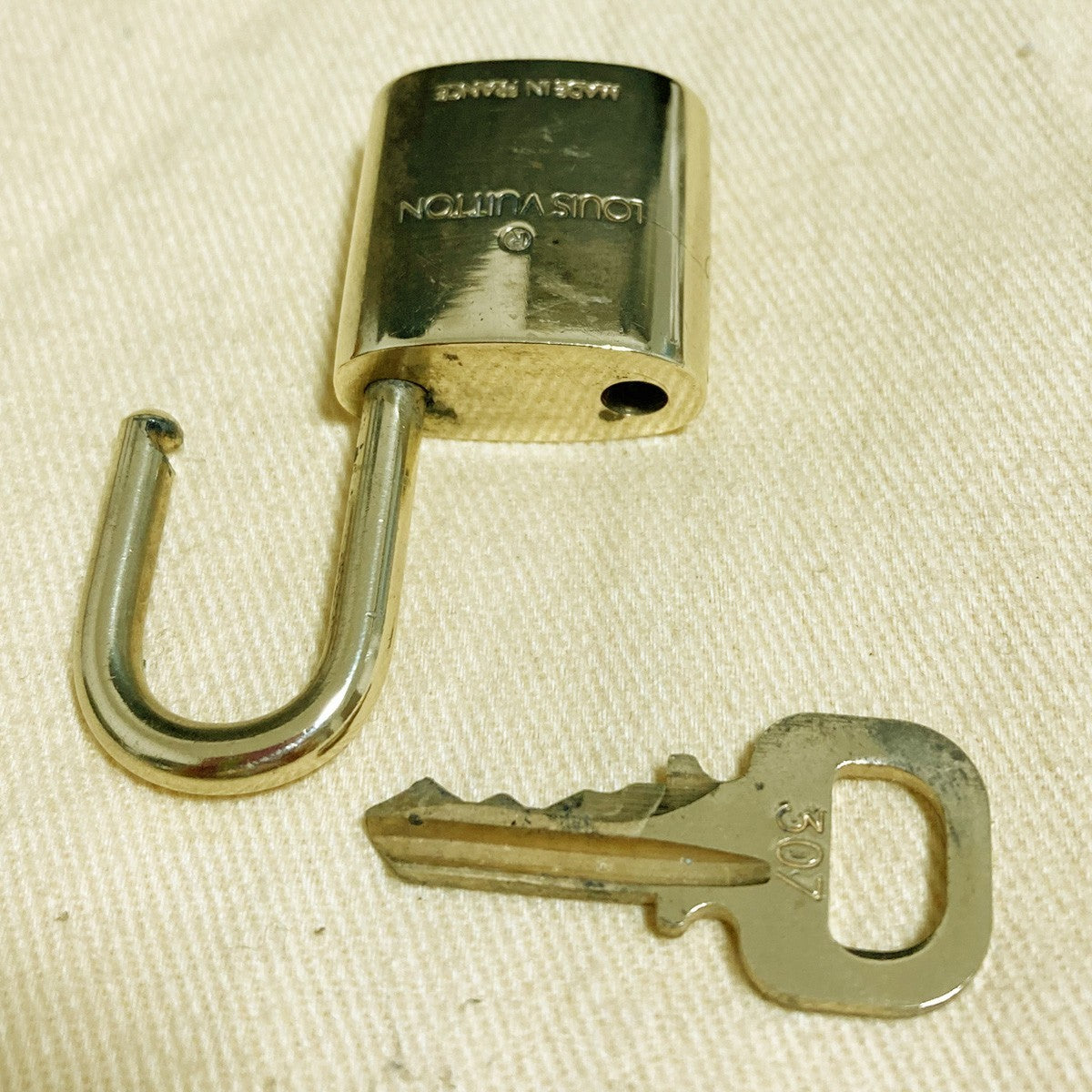 LOUIS VUITTON LV 10 SET PADLOCK KEY CHARM CADENA GOLD-PLATED FRANCE 37PDA280