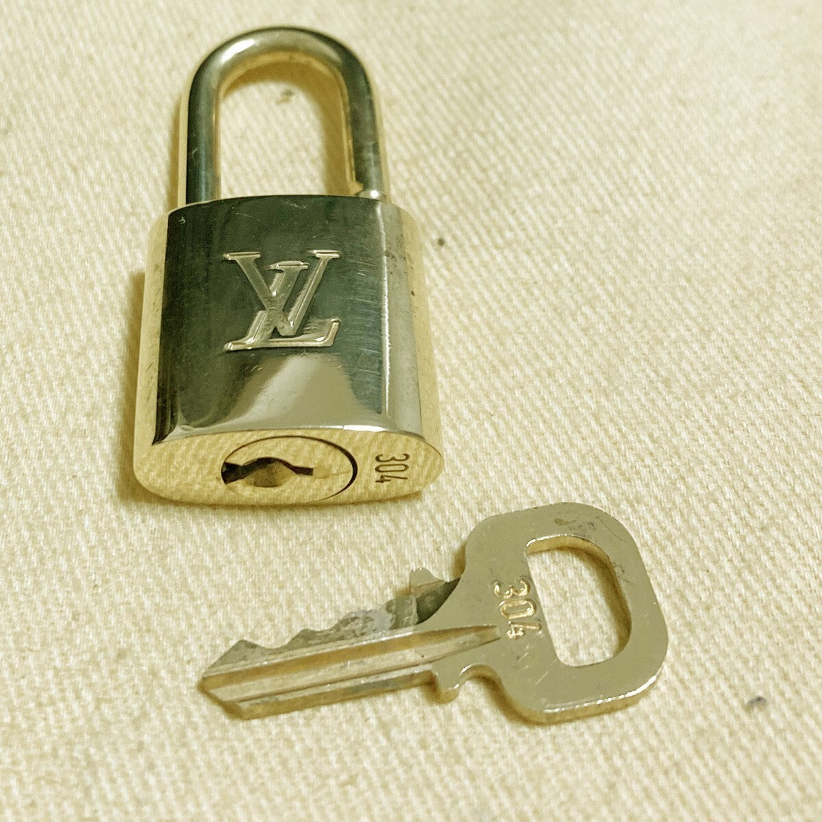 LOUIS VUITTON LV 10 SET PADLOCK KEY CHARM CADENA GOLD-PLATED FRANCE 62PDA207