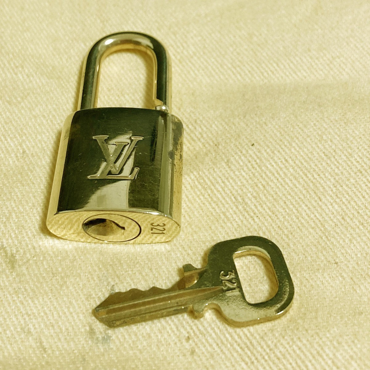 LOUIS VUITTON LV 10 SET PADLOCK KEY CHARM CADENA GOLD-PLATED FRANCE 31PDA302