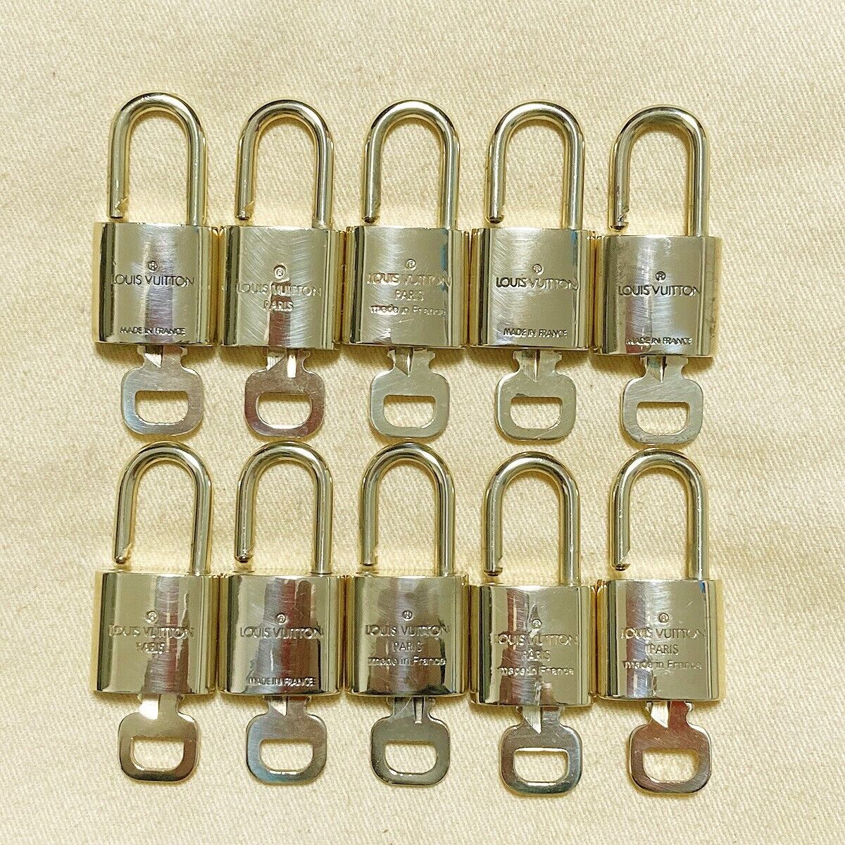 AUTHENTIC LOUIS VUITTON LV 10 SET PADLOCK KEY CHARM CADENA GOLD FRANCE 65PDA110