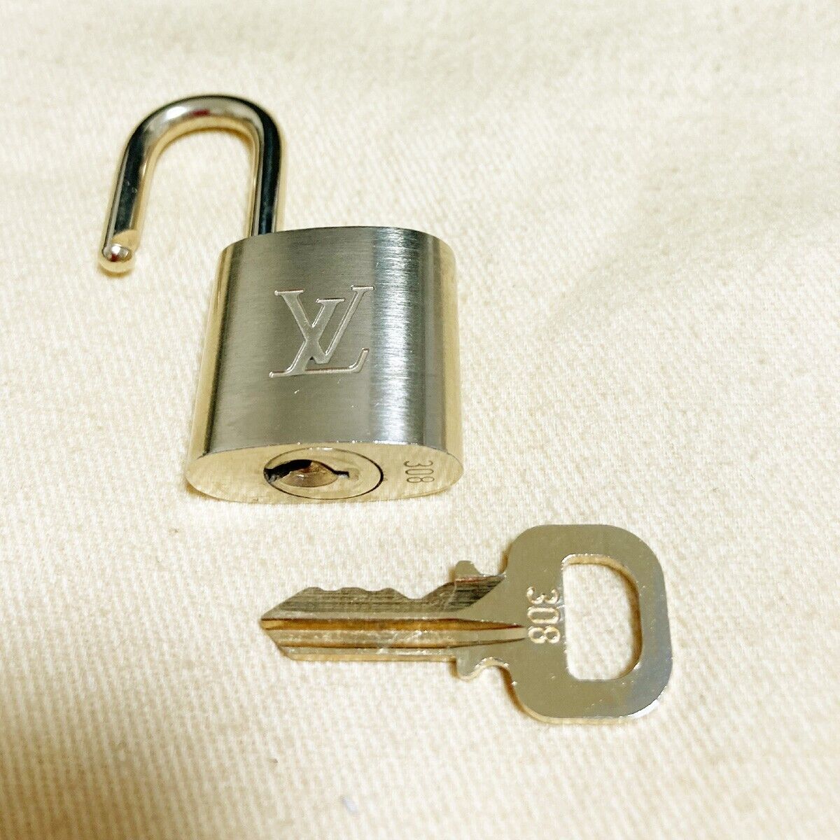 AUTHENTIC LOUIS VUITTON LV 10 SET PADLOCK KEY CHARM CADENA GOLD FRANCE 31PDA118