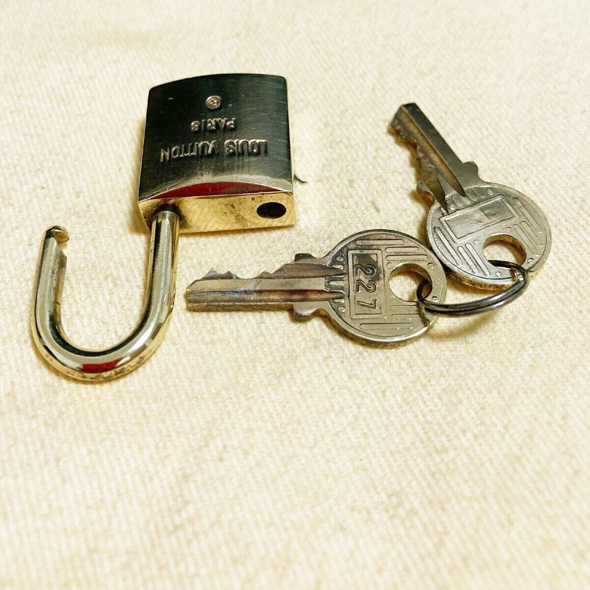 LOUIS VUITTON LV 10 SET PADLOCK KEY BAG CHARM CADENA GOLD PLATED FRANCE 38PDA105