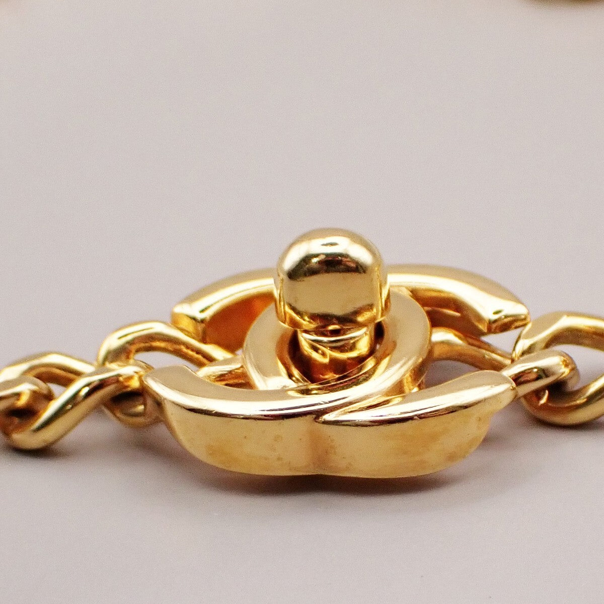 CHANEL CC Logo Turn Lock Chain Necklace Pendant 96A GHW Vintage 45RK644