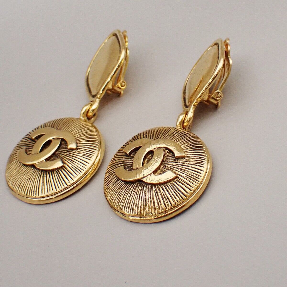 CHANEL CC Logo Round Drop Earrings Clip-On GHW France Vintage 75RK809