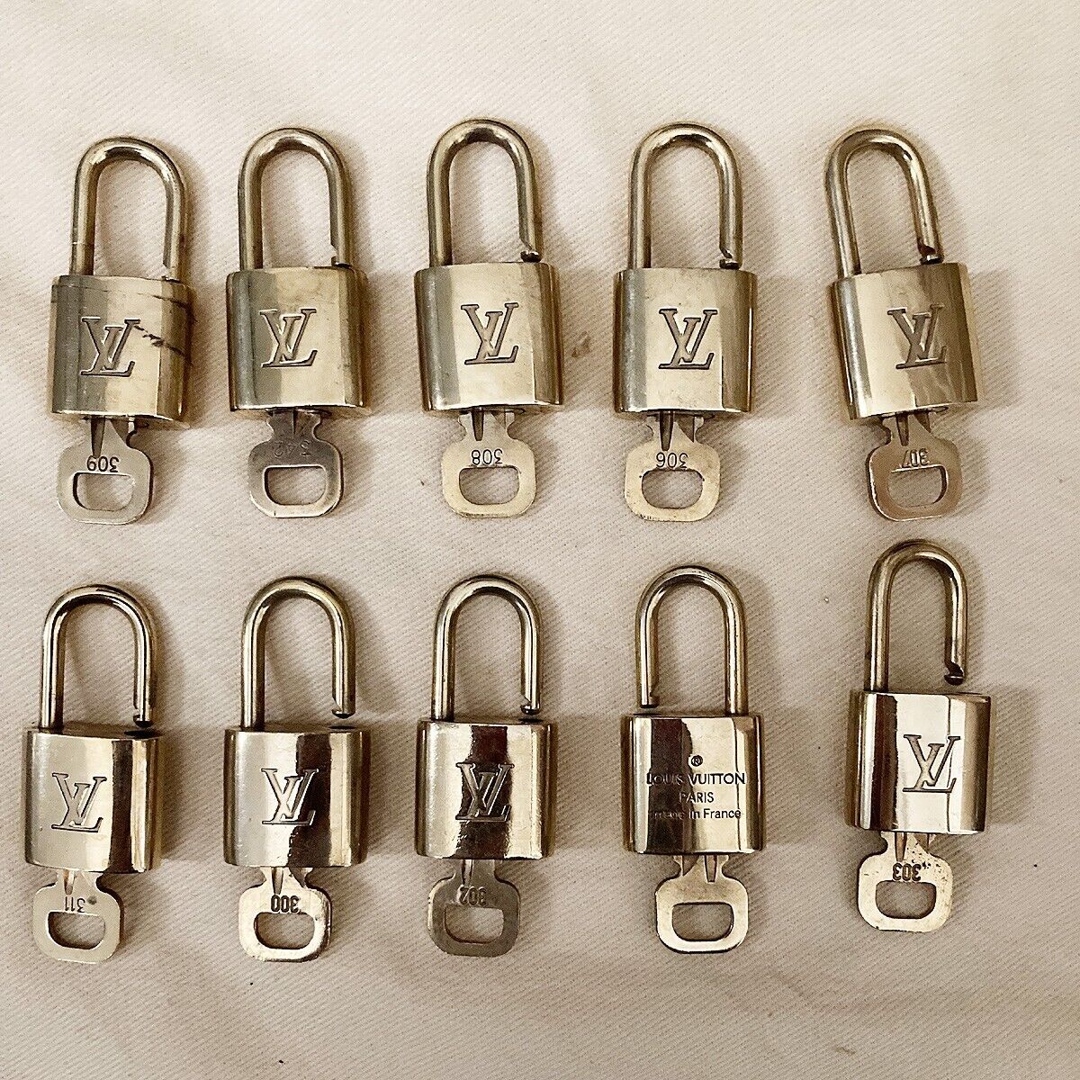 LOUIS VUITTON LV 10 SET PADLOCK KEY BAG CHARM CADENA GOLD PLATED FRANCE 80YB048