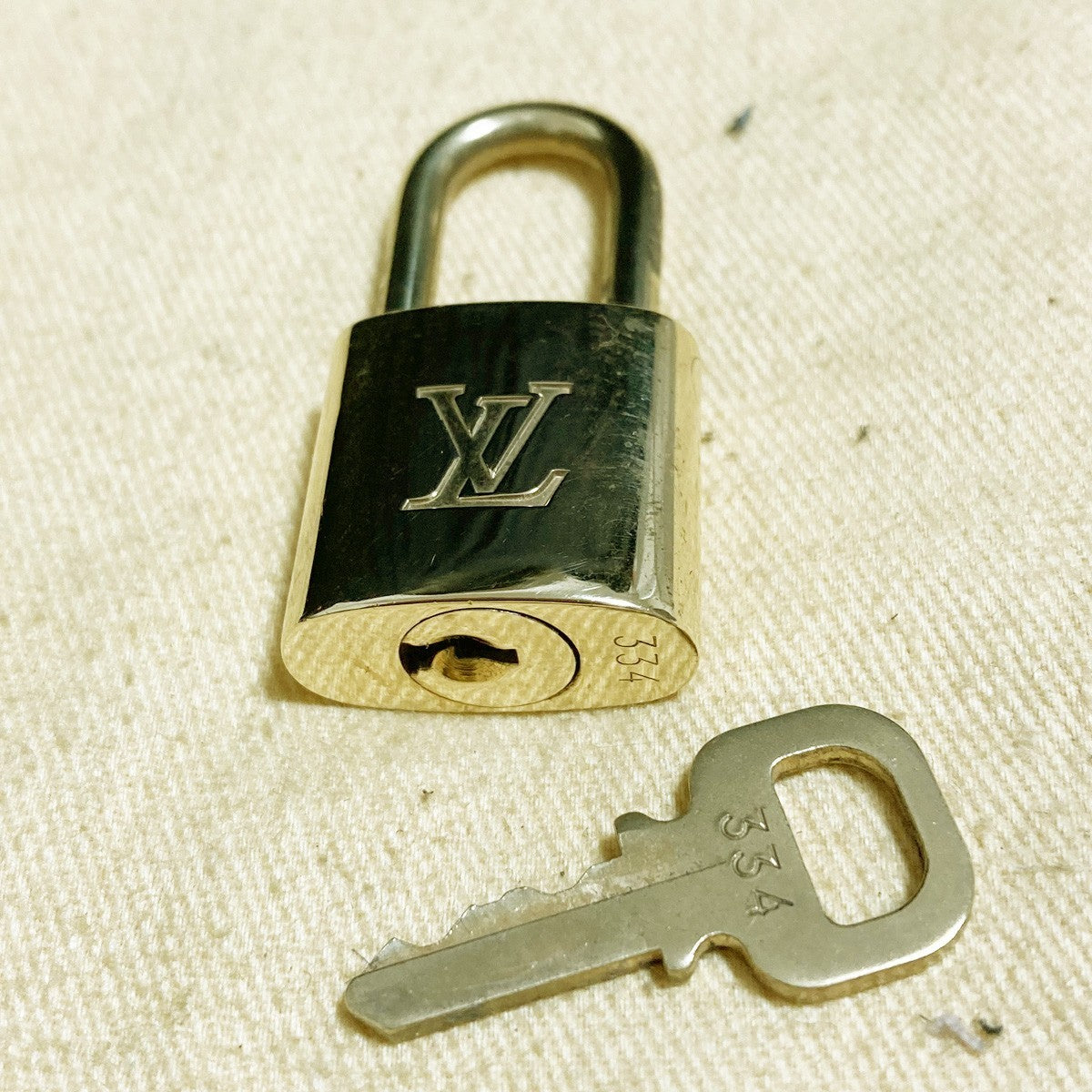 LOUIS VUITTON LV 10 SET PADLOCK KEY CHARM CADENA GOLD-PLATED FRANCE 31PDA243