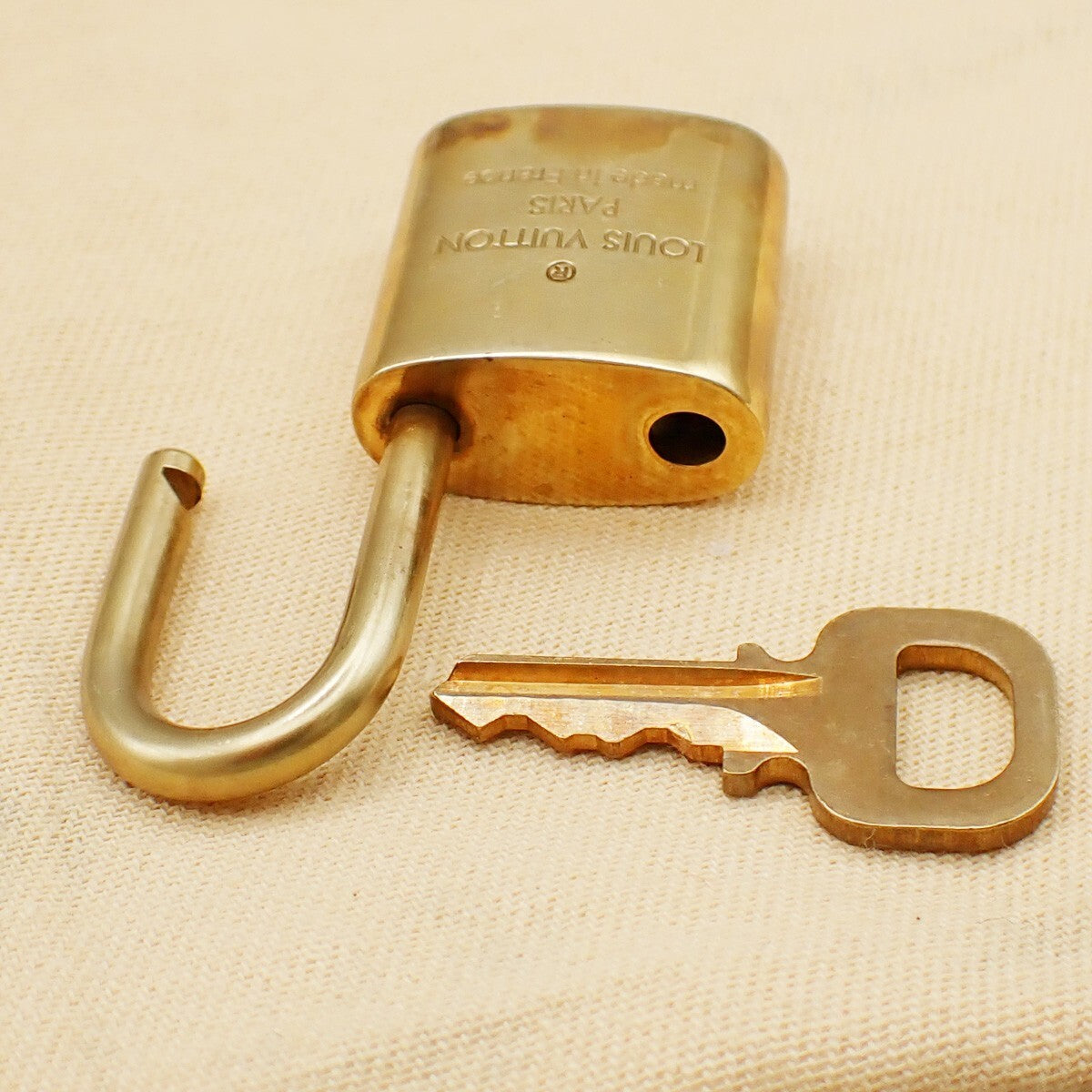 LOUIS VUITTON LV 10 Set  Padlock Key Bag Charm Cadena Gold Plated France 39YF671