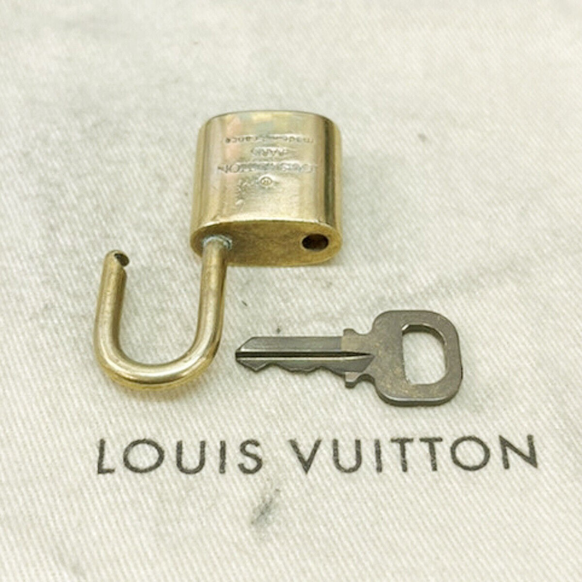 LOUIS VUITTON LV 10 SET PADLOCK KEY CHARM CADENA GOLD-PLATED FRANCE 36JF464