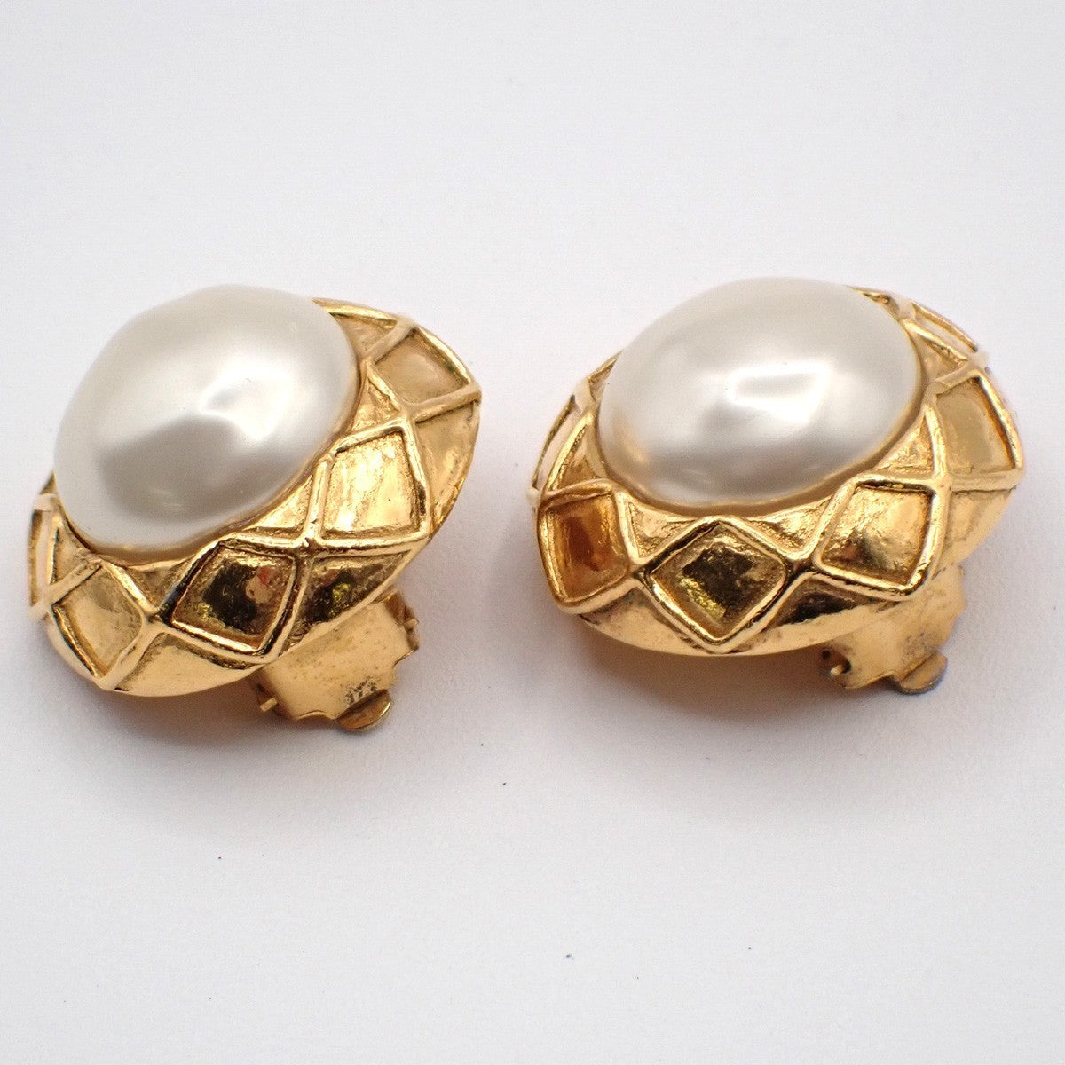 CHANEL Matelasse Round Imitation Pearl Button Earrings Clip-On GHW 62RL660