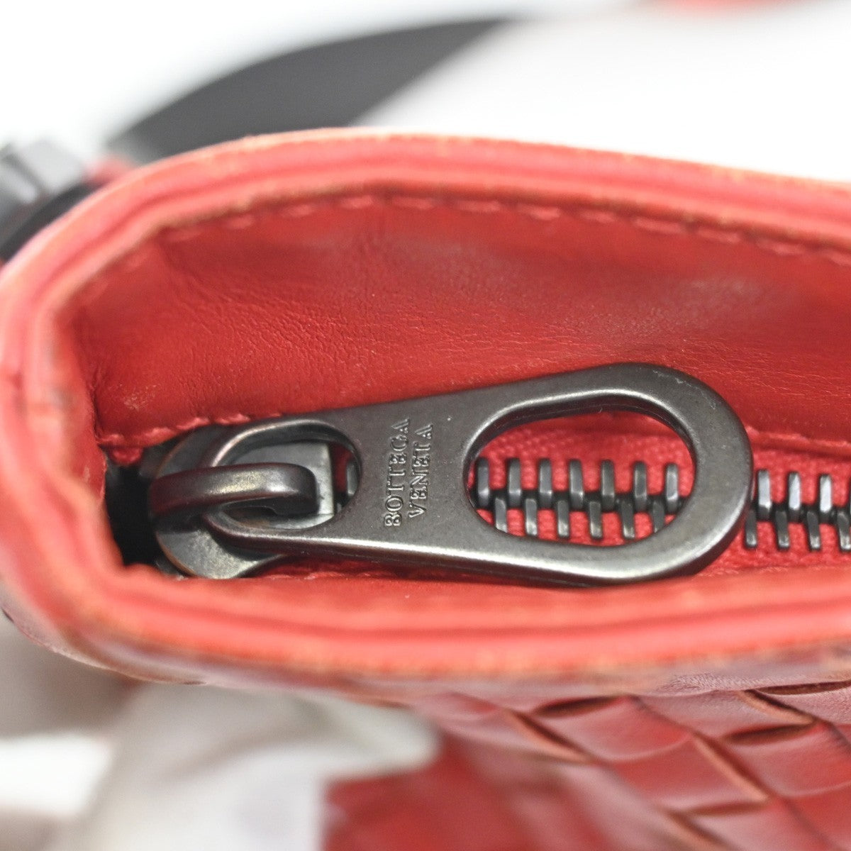 BOTTEGA VENETA Intrecciato Logo Messenger Crossbody Bag Leather Red 79ZA123