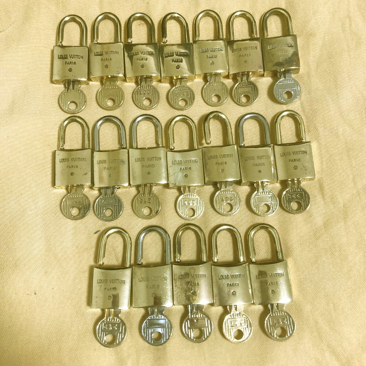 LOUIS VUITTON LV 19 SET PADLOCK KEY CHARM CADENA GOLD-PLATED FRANCE 69PDA319