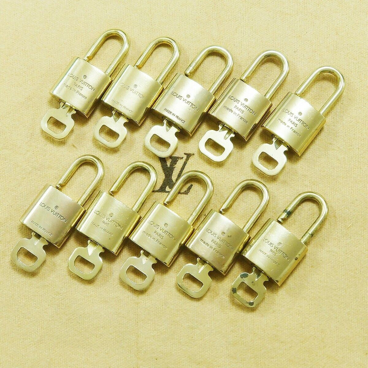 LOUIS VUITTON LV 10 SET PADLOCK KEY BAG CHARM CADENA GOLD PLATED FRANCE 33HA078
