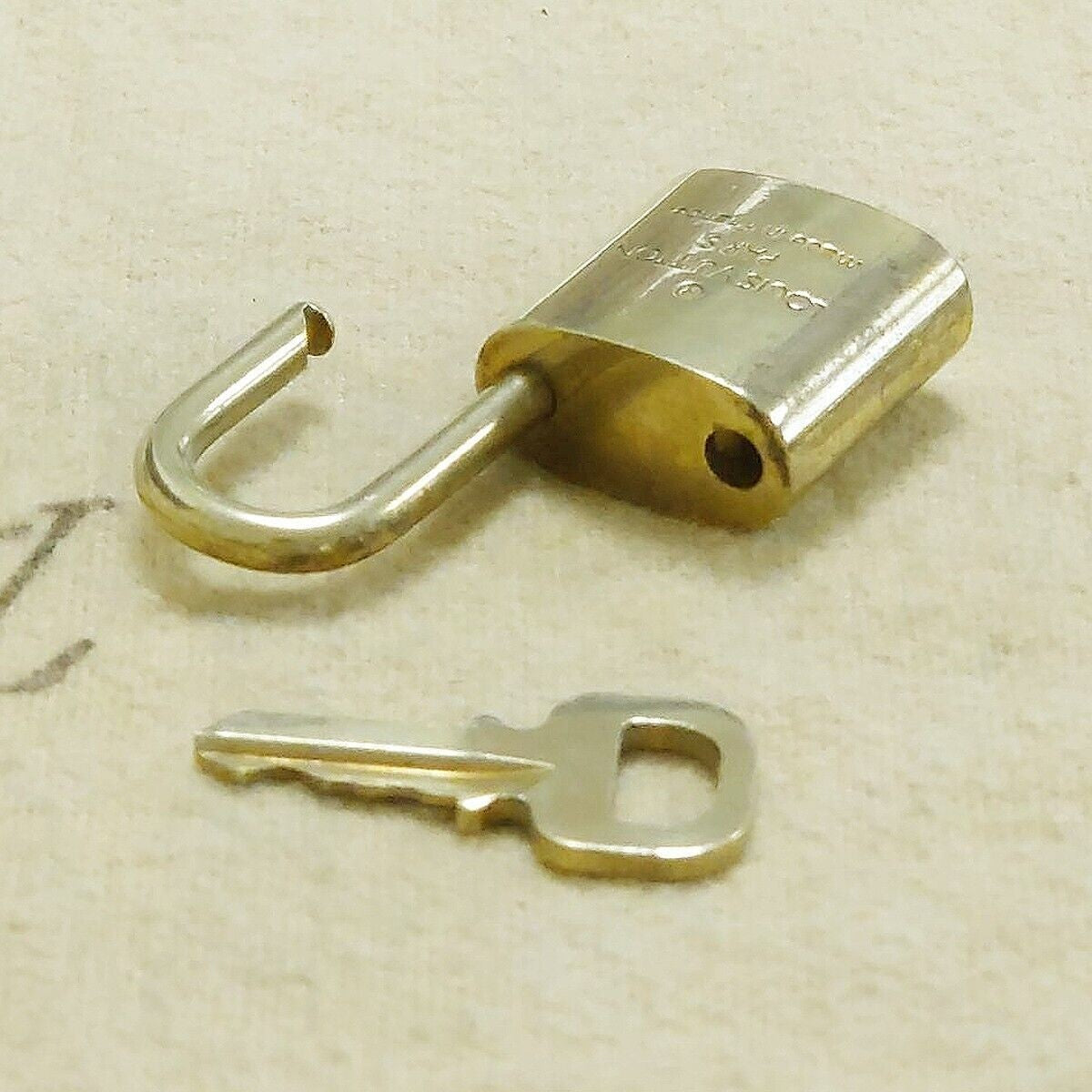 LOUIS VUITTON LV 10 SET PADLOCK KEY BAG CHARM CADENA GOLD PLATED FRANCE 37HA159
