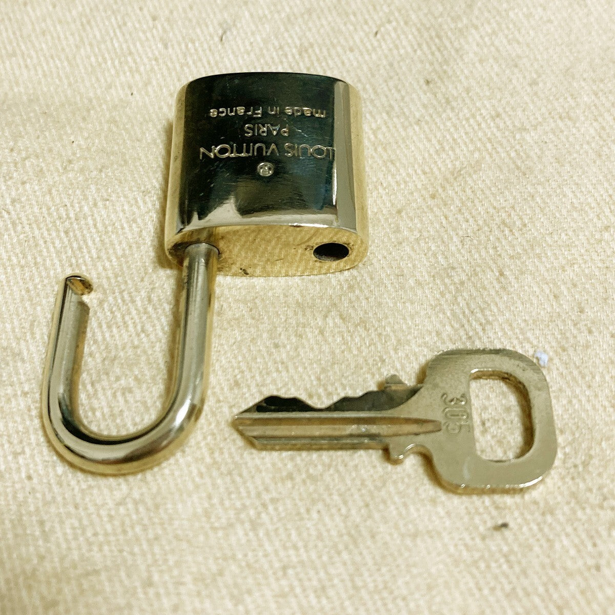 LOUIS VUITTON LV 10 SET PADLOCK KEY CHARM CADENA GOLD-PLATED FRANCE 80PDA218