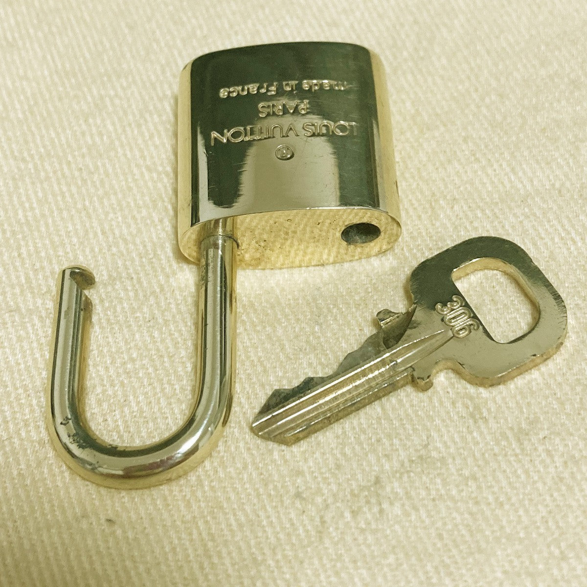 LOUIS VUITTON LV 10 SET PADLOCK KEY CHARM CADENA GOLD-PLATED FRANCE 37PDA295