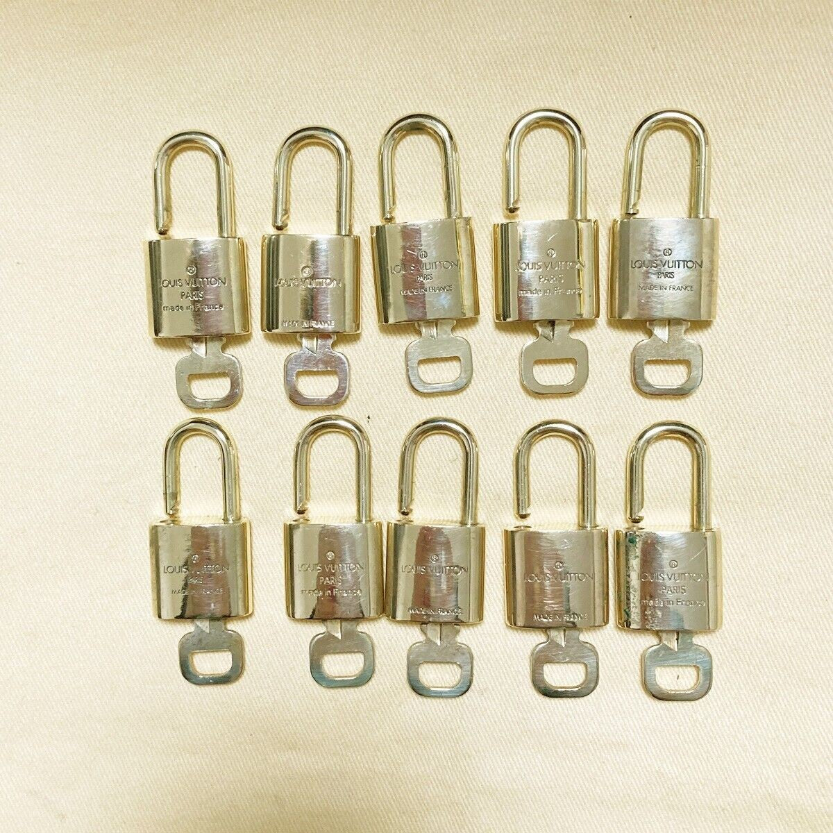 LOUIS VUITTON LV 10 SET PADLOCK KEY BAG CHARM CADENA GOLD PLATED FRANCE 37PDA047