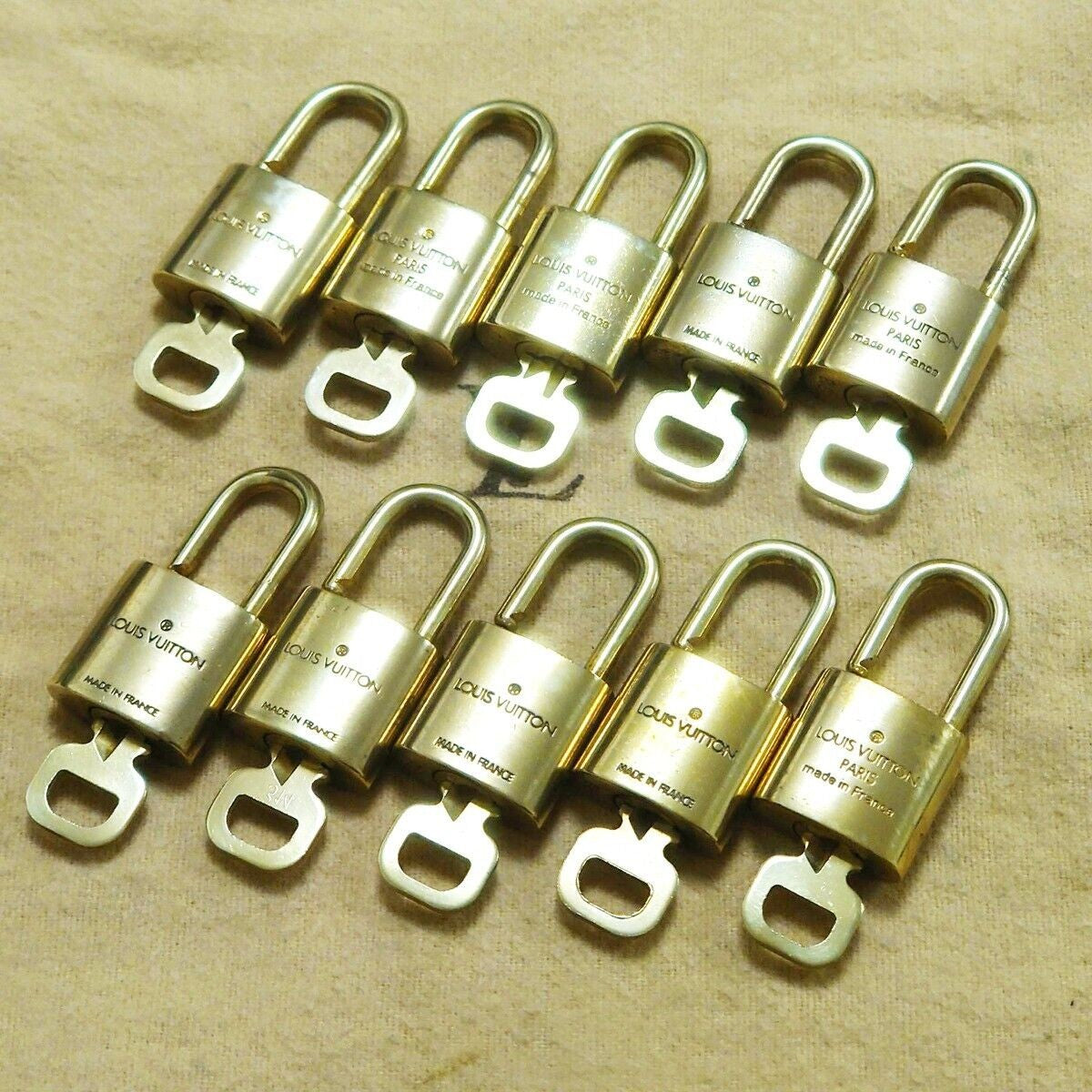 LOUIS VUITTON LV 10 SET PADLOCK KEY BAG CHARM CADENA GOLD PLATED FRANCE 37HA130