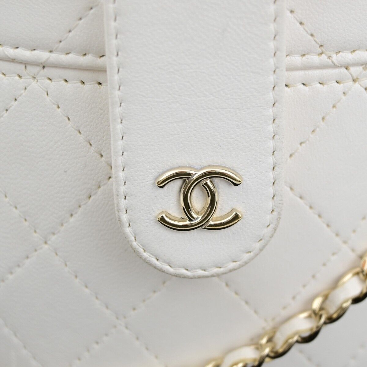 CHANEL CC Logo chain Shoulder Vanity Bag Matelasse Leather White GHW 645RF147