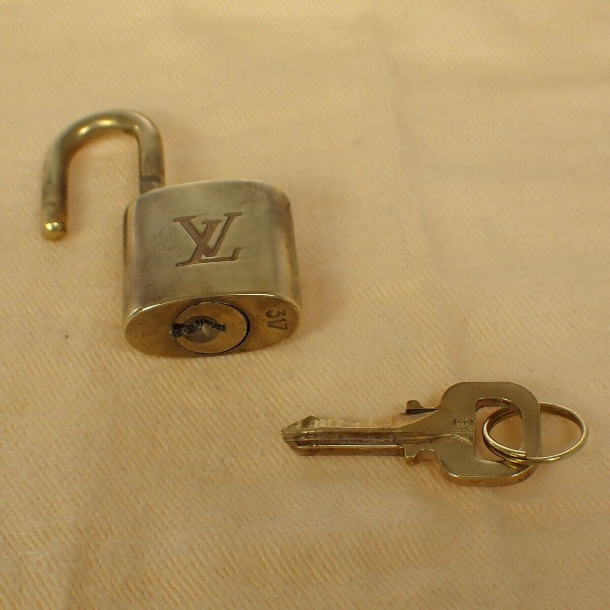 LOUIS VUITTON LV 10 SET PADLOCK KEY BAG CHARM CADENA GOLD PLATED FRANCE 33FA753