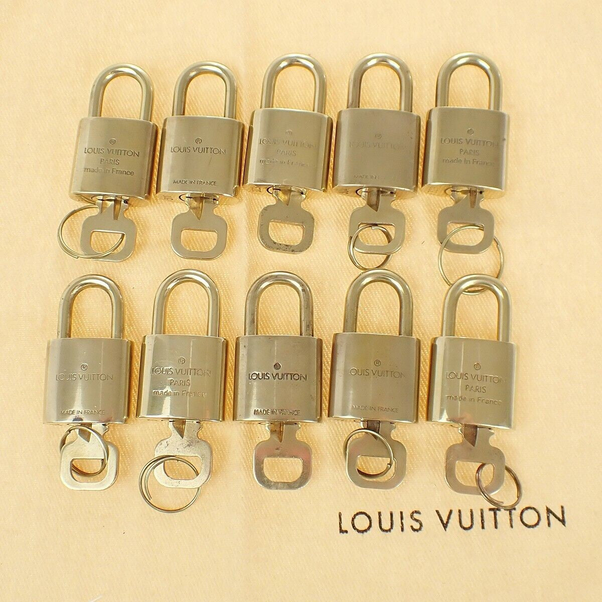 LOUIS VUITTON LV 10 Set Padlock cadena Key Bag Charm Gold Plated France 33YE761