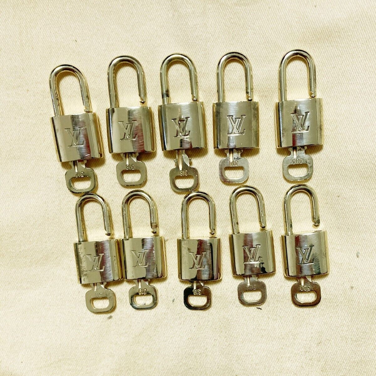 LOUIS VUITTON LV 10 SET PADLOCK KEY BAG CHARM CADENA GOLD PLATED FRANCE 39PDA068