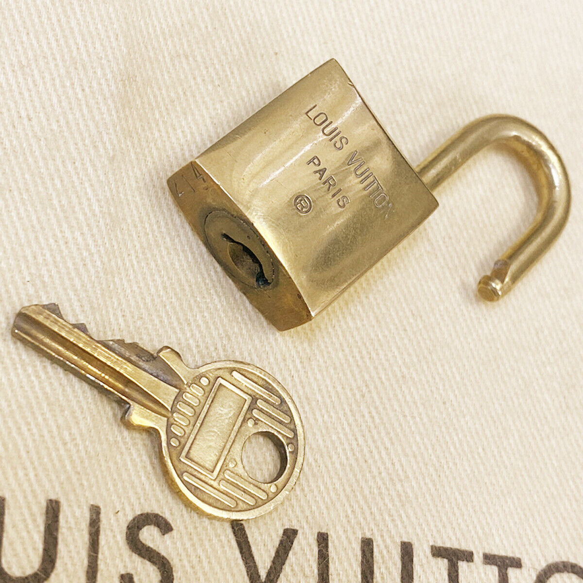 AUTHENTIC LOUIS VUITTON LV 10 SET PADLOCK KEY CHARM CADENA GOLD FRANCE 08BS967