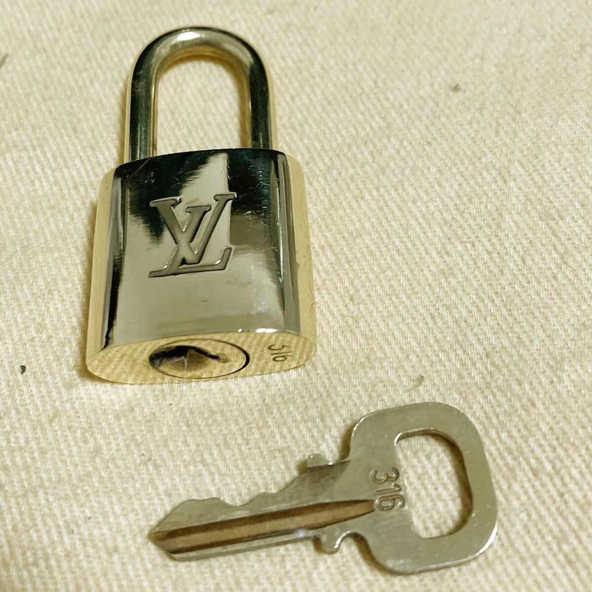 LOUIS VUITTON LV 10 SET PADLOCK KEY CHARM CADENA GOLD-PLATED FRANCE 65PDA209