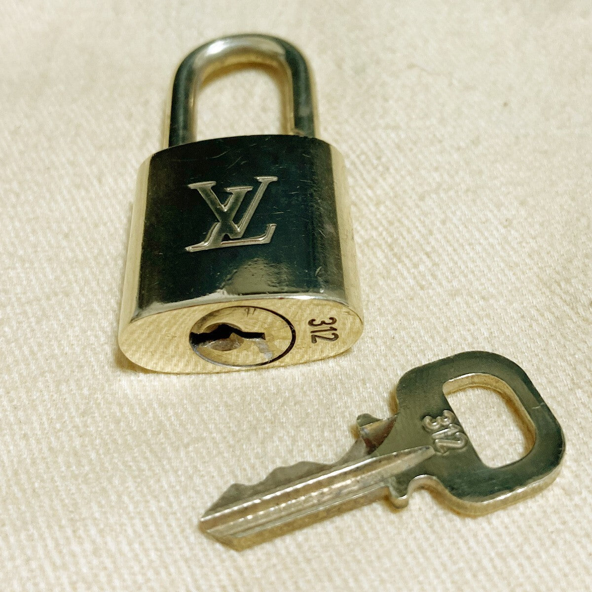 LOUIS VUITTON LV 10 SET PADLOCK KEY CHARM CADENA GOLD-PLATED FRANCE 37PDA141
