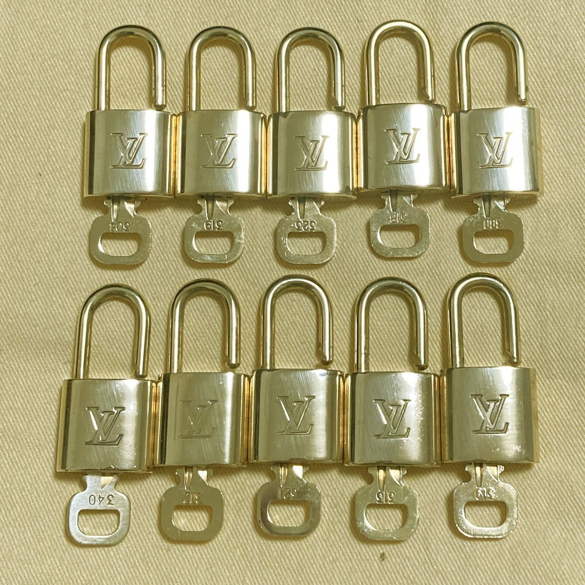 LOUIS VUITTON LV 10 SET PADLOCK KEY CHARM CADENA GOLD-PLATED FRANCE 62PDA259