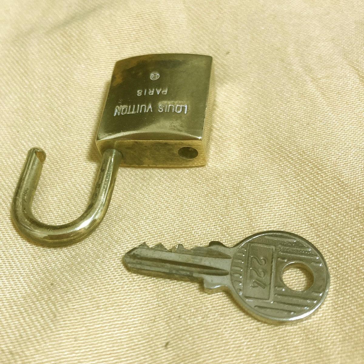 LOUIS VUITTON LV 19 SET PADLOCK KEY CHARM CADENA GOLD-PLATED FRANCE 69PDA319