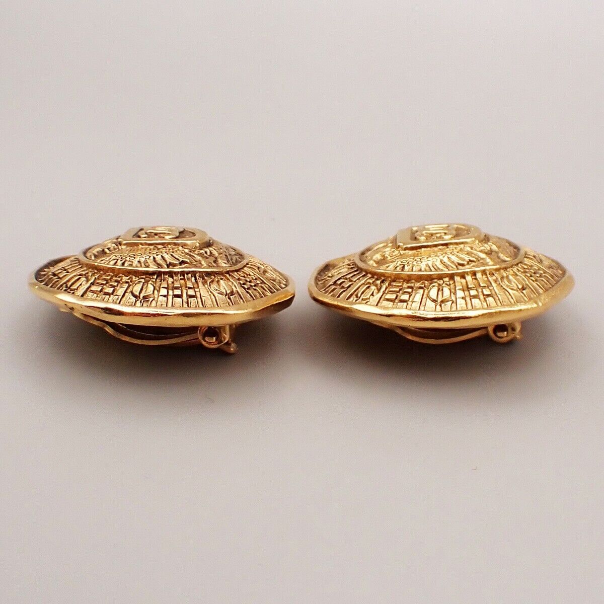 CHANEL CC Logo Emblem Round Earrings Clip-On Gold GHW France Vintage 34YG564