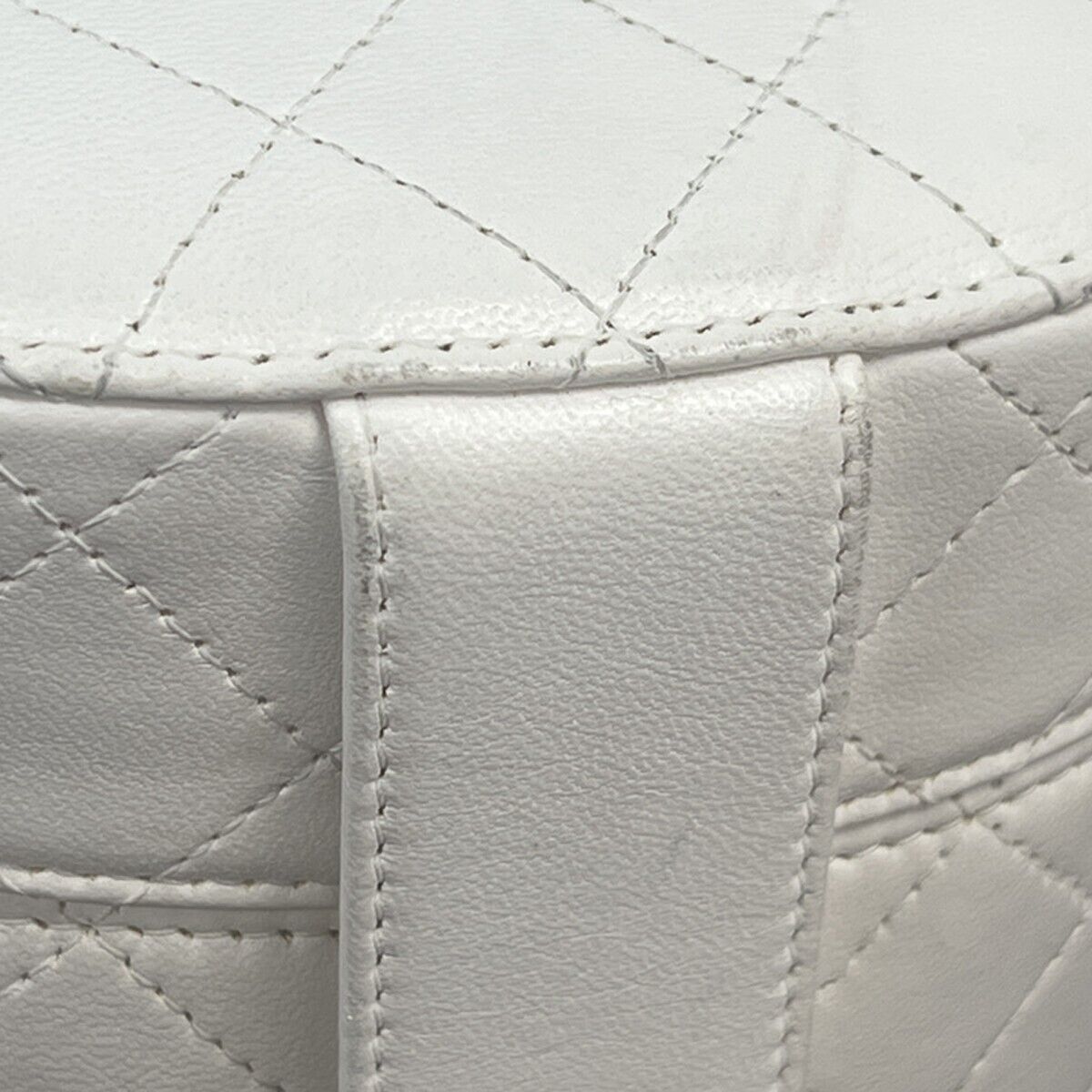 CHANEL CC Logo chain Shoulder Vanity Bag Matelasse Leather White GHW 645RF147