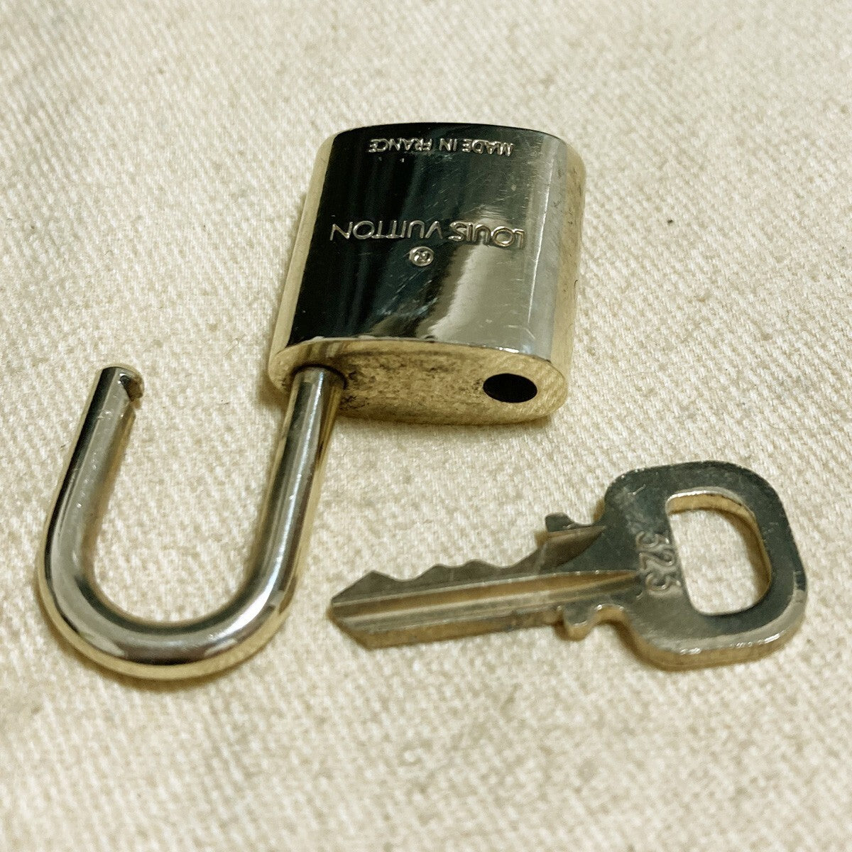LOUIS VUITTON LV 10 SET PADLOCK KEY CHARM CADENA GOLD-PLATED FRANCE 65PDA216