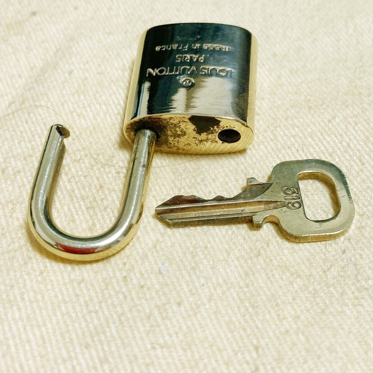 AUTHENTIC LOUIS VUITTON LV 10 SET PADLOCK KEY CHARM CADENA GOLD FRANCE 64PDA137