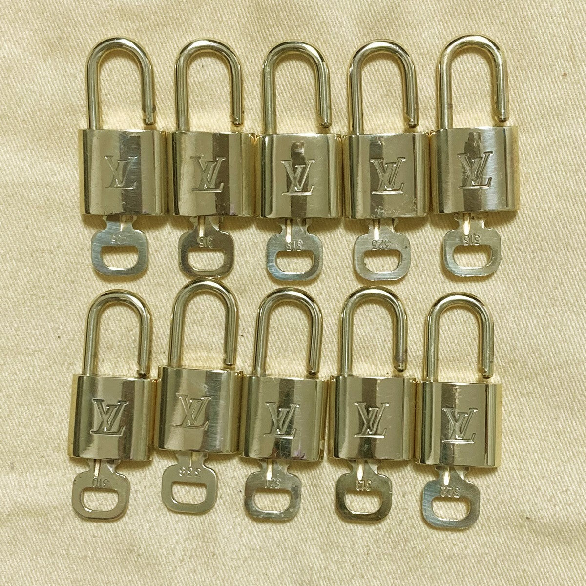 LOUIS VUITTON LV 10 SET PADLOCK KEY CHARM CADENA GOLD-PLATED FRANCE 31PDA185
