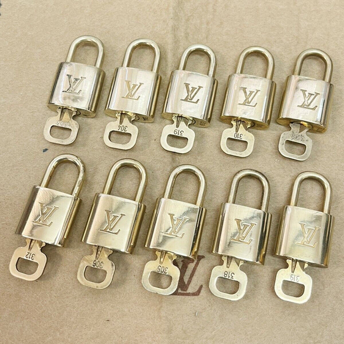 LOUIS VUITTON LV 10 SET PADLOCK KEY BAG CHARM CADENA GOLD PLATED FRANCE 35JF611