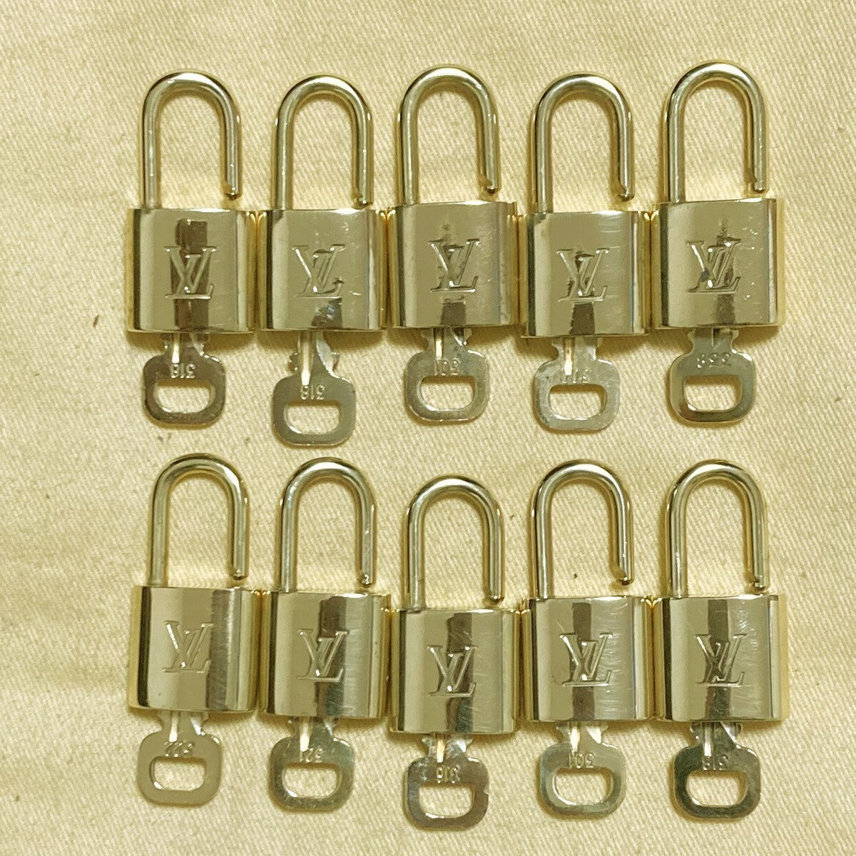 LOUIS VUITTON LV 10 SET PADLOCK KEY CHARM CADENA GOLD-PLATED FRANCE 62PDA210