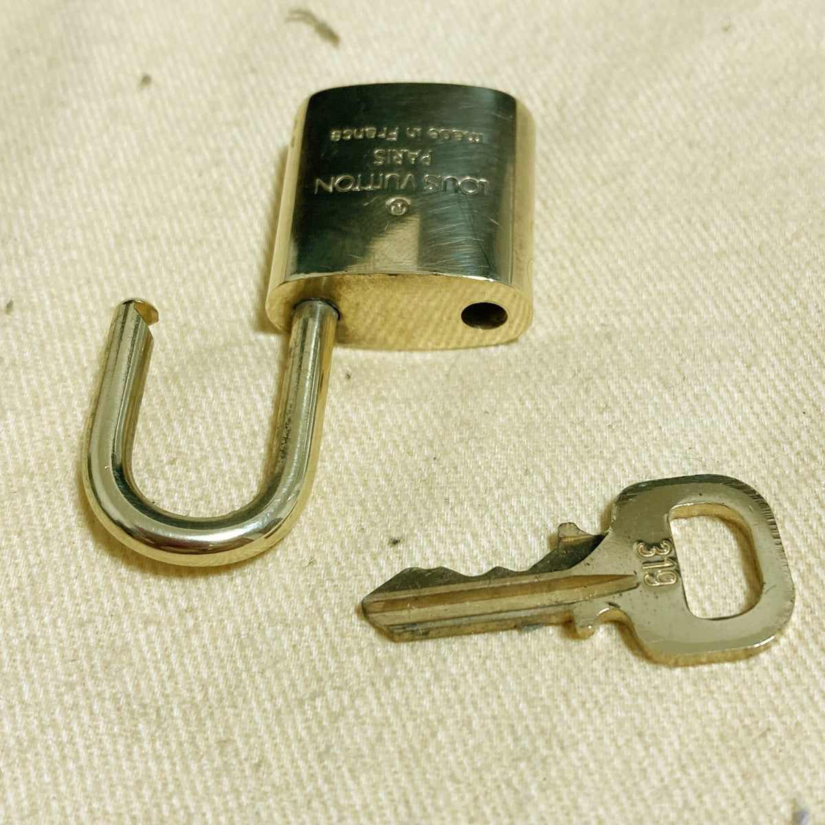 LOUIS VUITTON LV 10 SET PADLOCK KEY CHARM CADENA GOLD-PLATED FRANCE 37PDA292