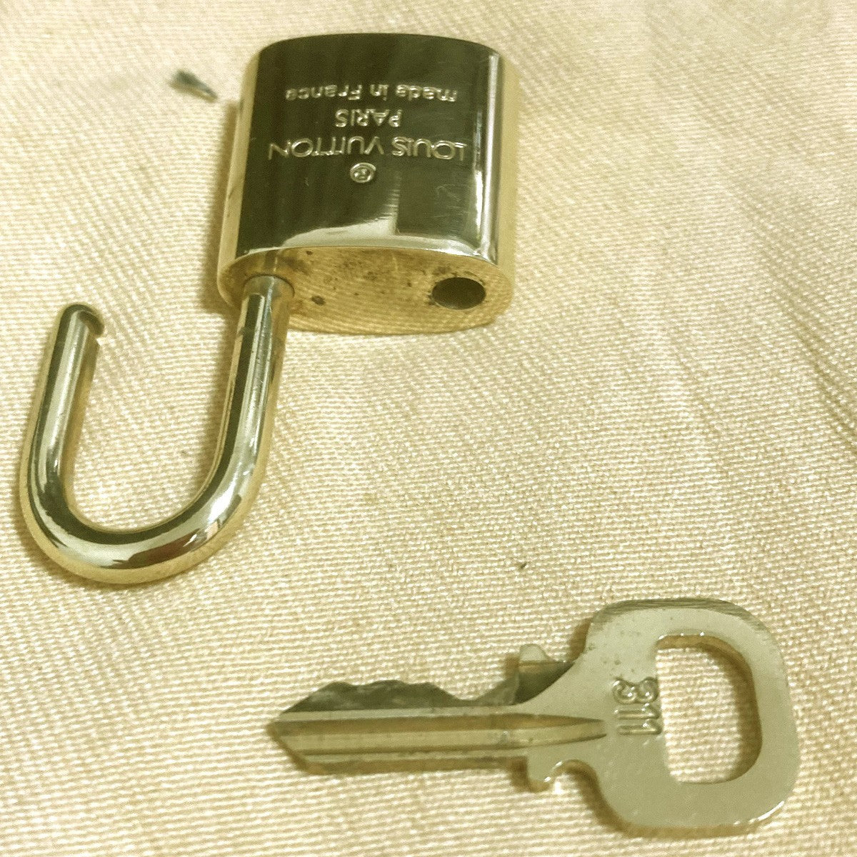 LOUIS VUITTON LV 10 SET PADLOCK KEY CHARM CADENA GOLD-PLATED FRANCE 37PDA320