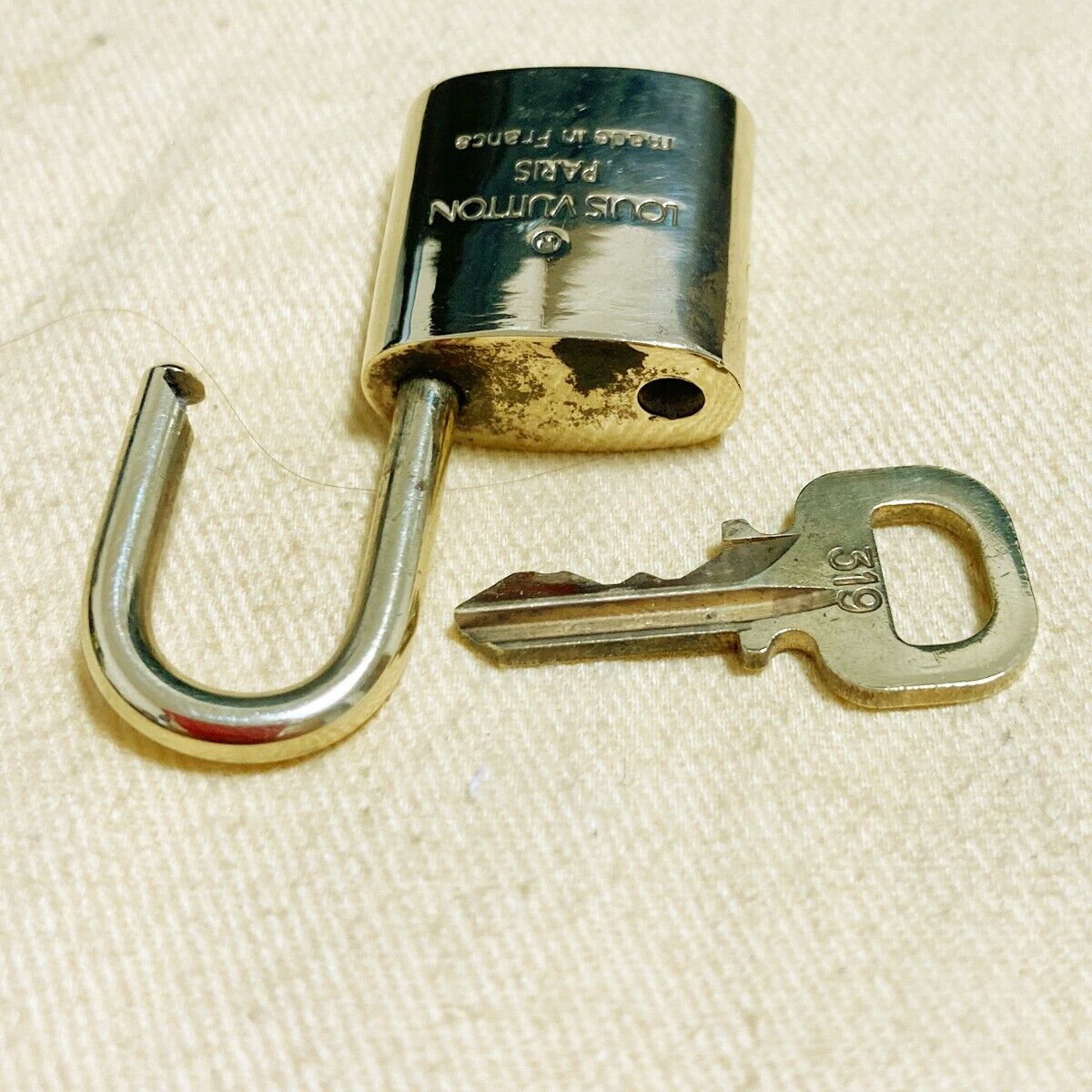 AUTHENTIC LOUIS VUITTON LV 10 SET PADLOCK KEY CHARM CADENA GOLD FRANCE 64PDA137