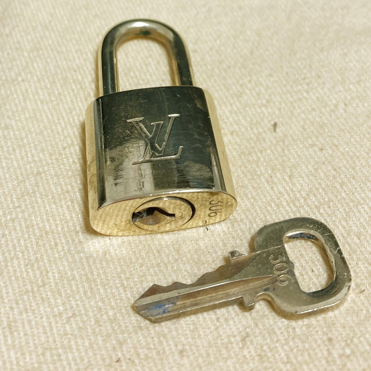LOUIS VUITTON LV 10 SET PADLOCK KEY CHARM CADENA GOLD-PLATED FRANCE 37PDA224