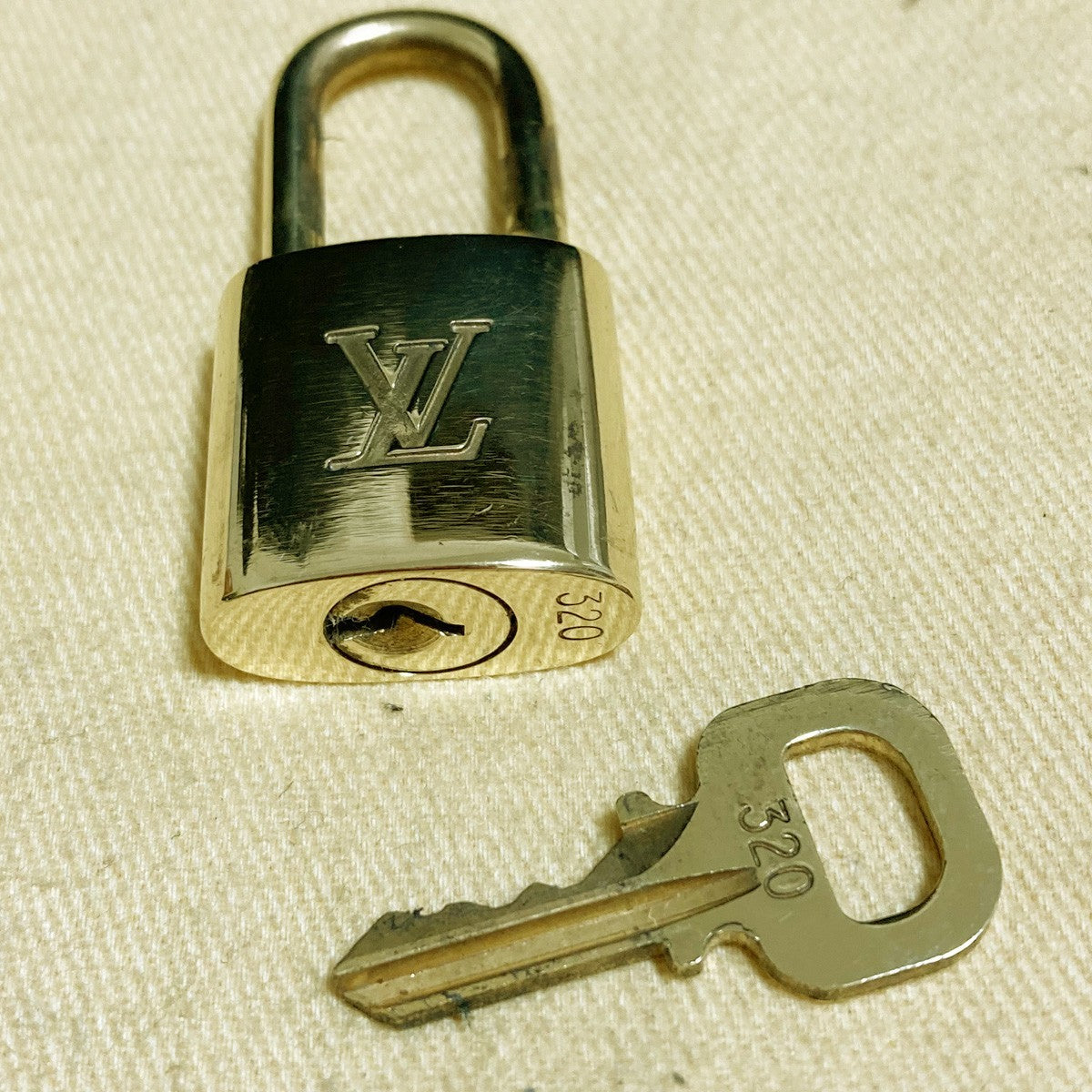LOUIS VUITTON LV 10 SET PADLOCK KEY CHARM CADENA GOLD-PLATED FRANCE 37PDA293