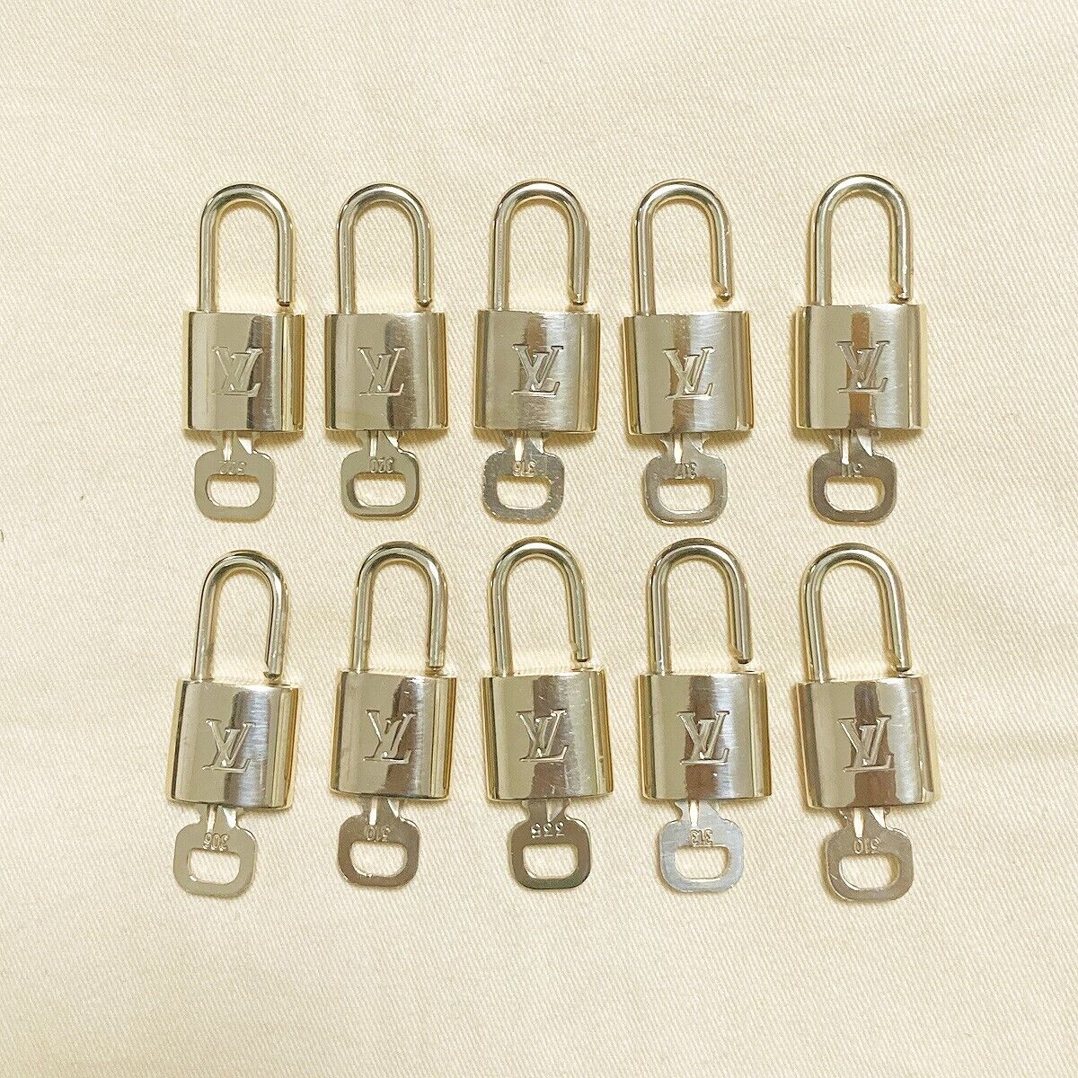 LOUIS VUITTON LV 10 SET PADLOCK KEY BAG CHARM CADENA GOLD PLATED FRANCE 37PDA031