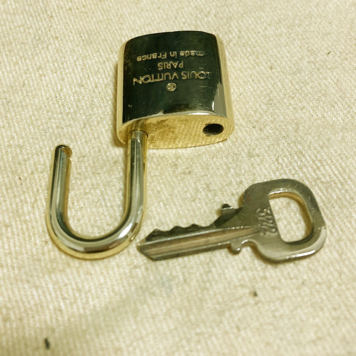 LOUIS VUITTON LV 10 SET PADLOCK KEY CHARM CADENA GOLD-PLATED FRANCE 37PDA227