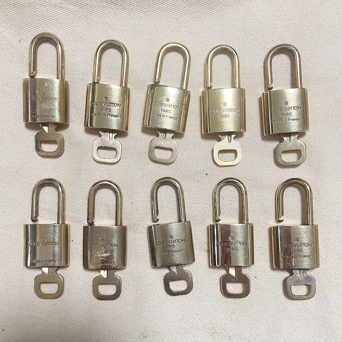 LOUIS VUITTON LV 10 SET PADLOCK KEY BAG CHARM CADENA GOLD PLATED FRANCE 35YB037
