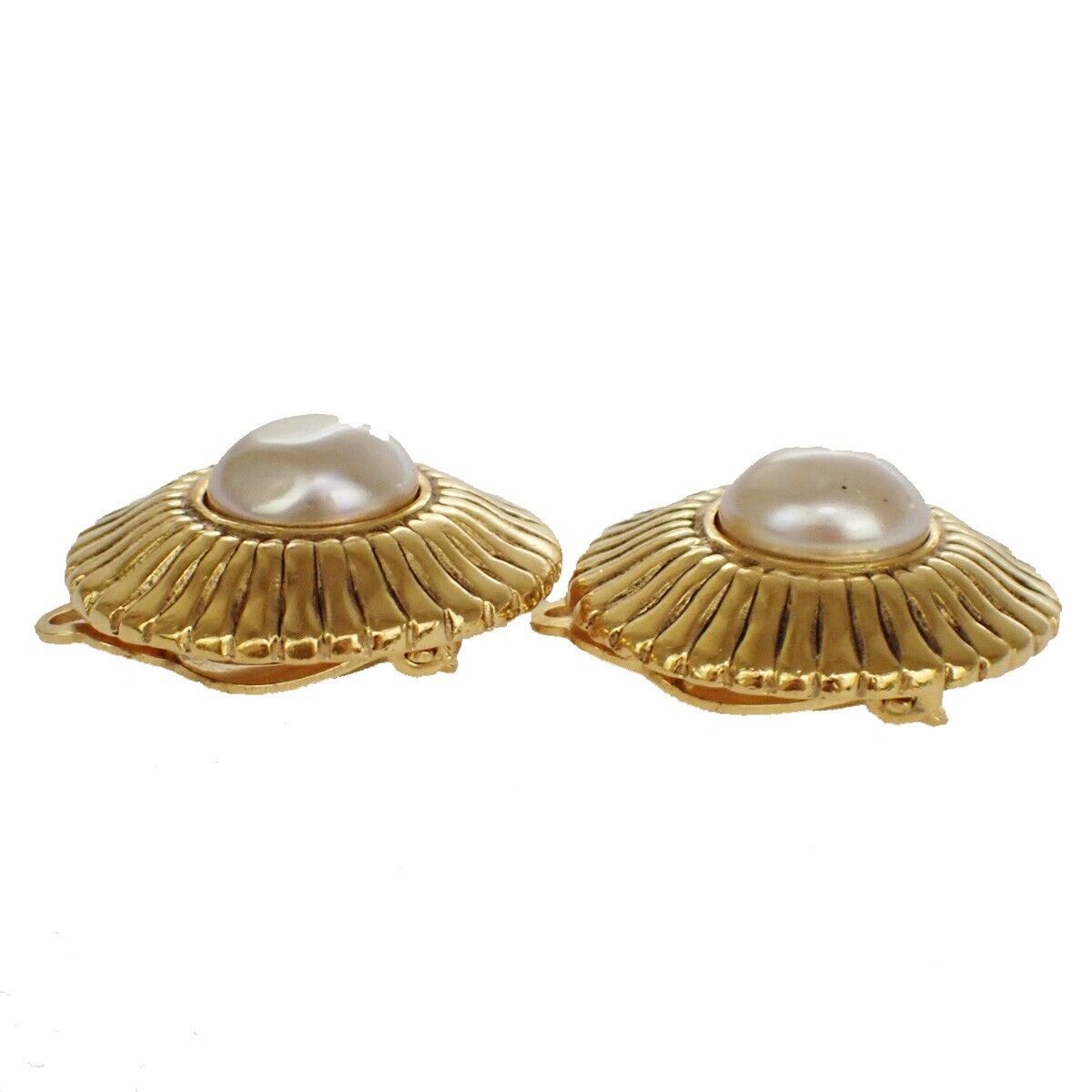 CHANEL CC Logo Imitation pearl Round Button Earrings Clip-On GHW Vintage 68YE014