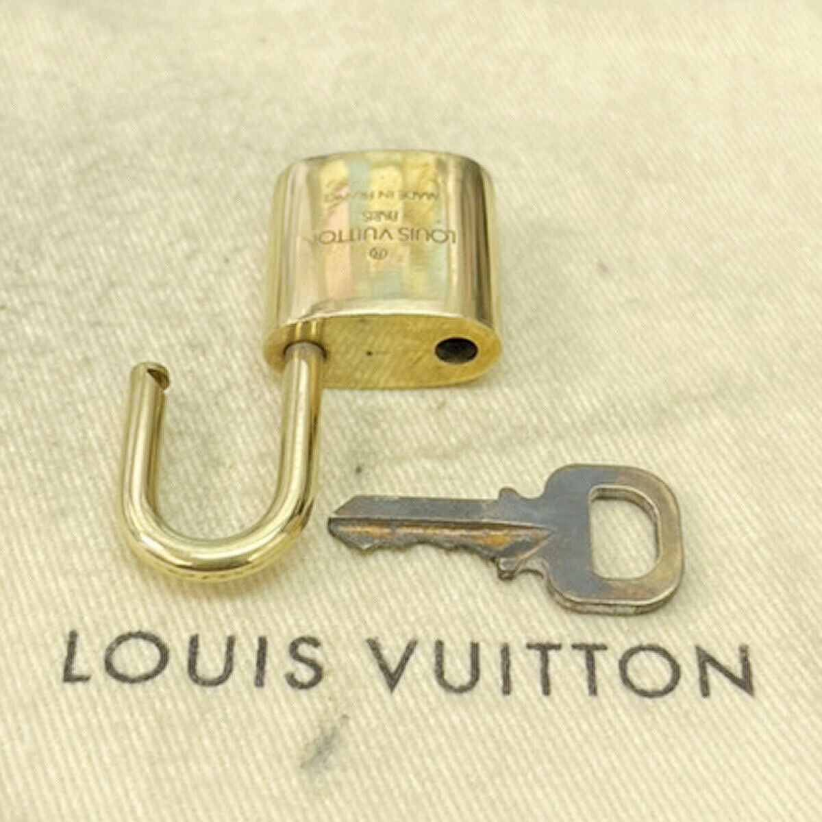 LOUIS VUITTON LV 10 SET PADLOCK KEY CHARM CADENA GOLD-PLATED FRANCE 35JF470