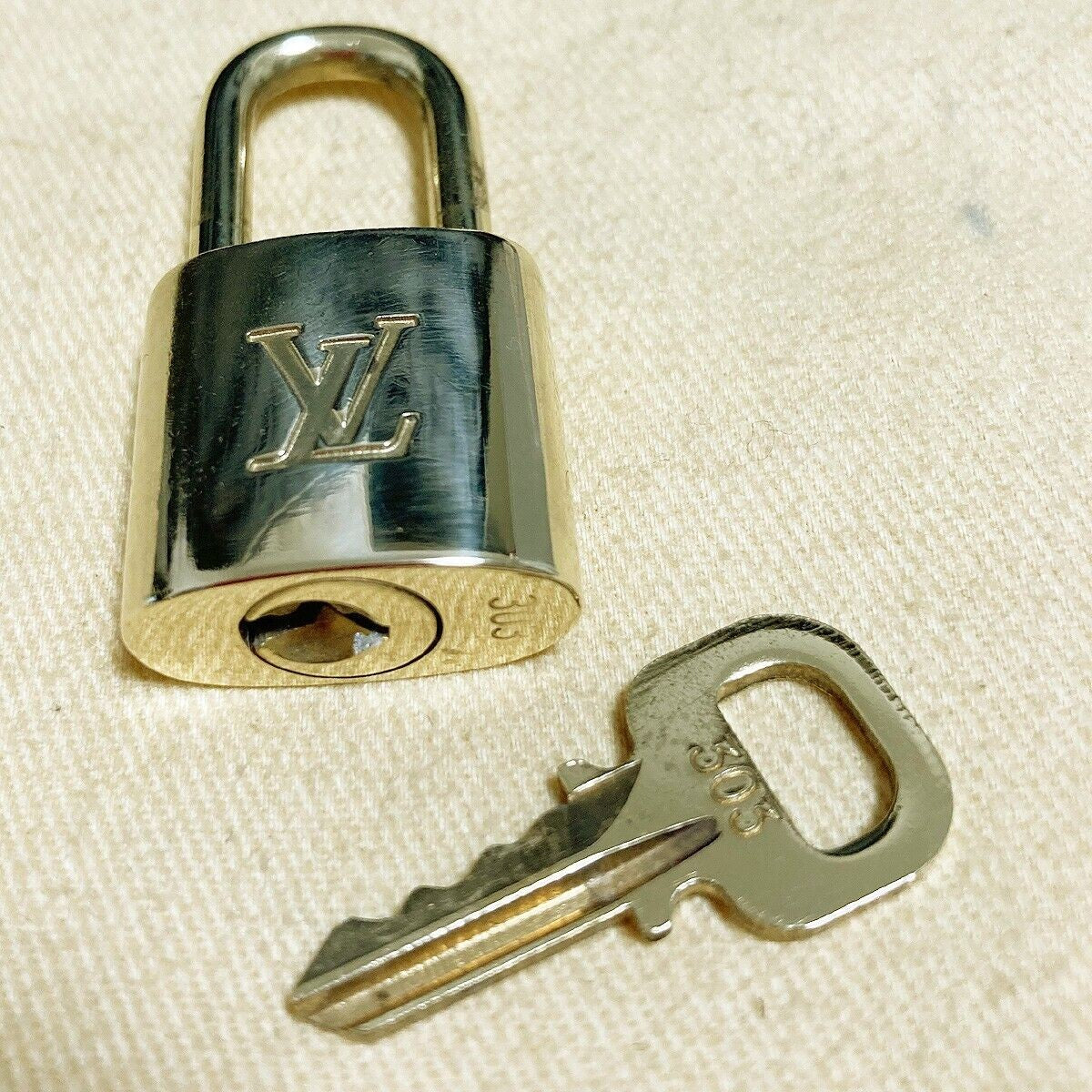 LOUIS VUITTON LV 10 SET PADLOCK KEY BAG CHARM CADENA GOLD PLATED FRANCE 39PDA108