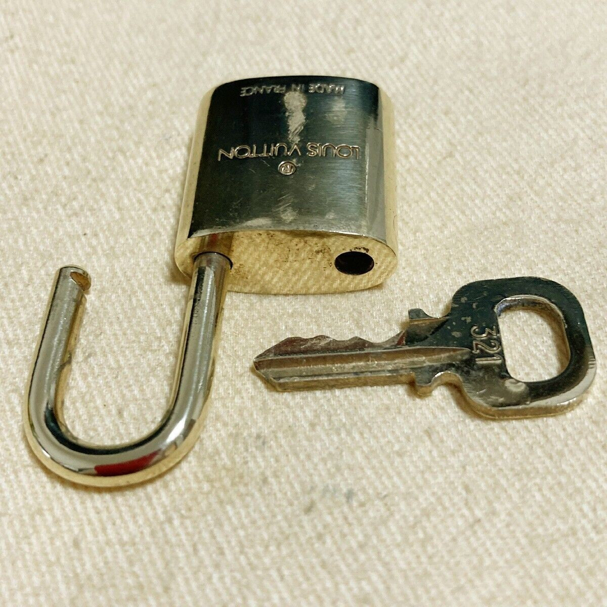 LOUIS VUITTON LV 10 SET PADLOCK CADENA KEY BAG CHARM GOLD PLATED FRANCE 33PDA123