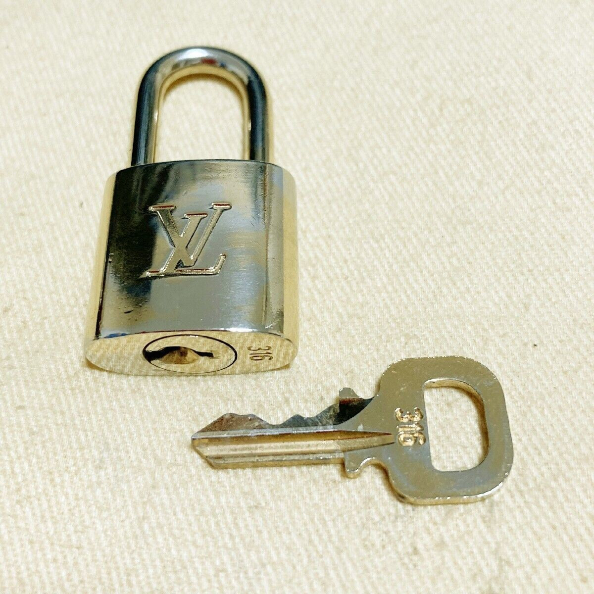 LOUIS VUITTON LV 10 SET PADLOCK KEY BAG CHARM CADENA GOLD-PLATED FRANCE 31pda107